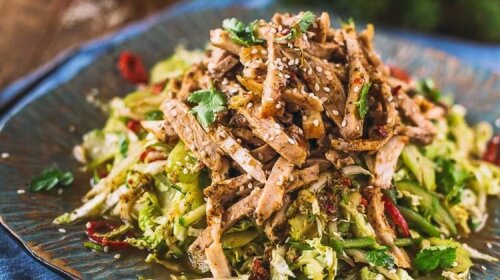 Вкусный мясной салат без майонеза, который можно приготовить из простых доступных продуктов