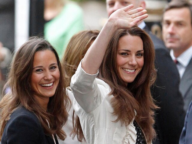 03-holding-pippa-and-kate-middleton-sister-moments