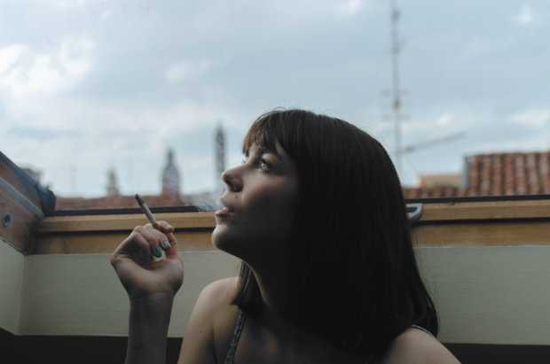 Худая одинокая курильщица — «идеальный» портрет человека, рискующего заболеть слабоумием в старости