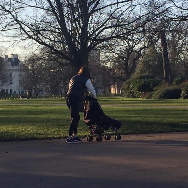 Кейт Миддлтон на прогулке с маленьким Луи