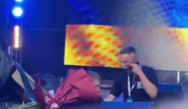 Чоловік провалився під сцену, кадр з відео