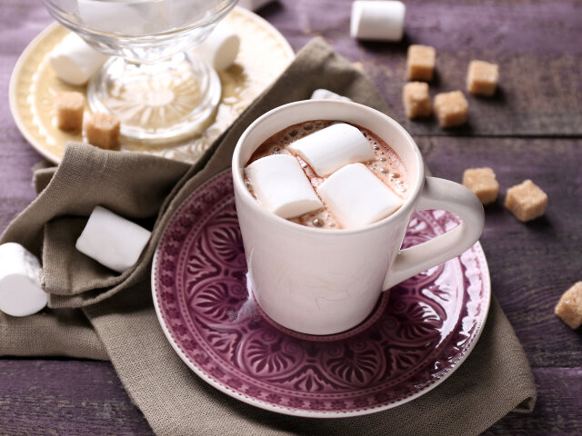 Hot_chocolate_drink_Marshmallow_Cup_Saucer_527247_3840x2400-1