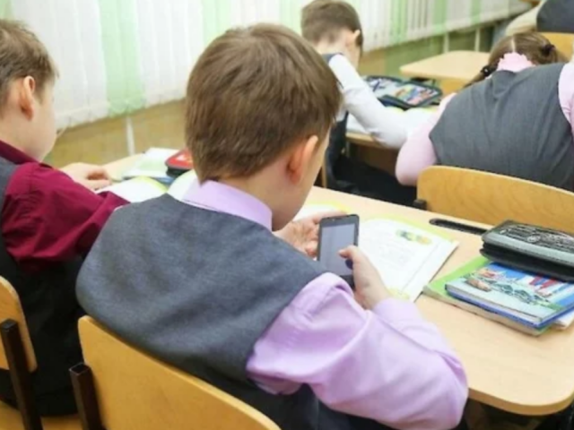 Школярі, гаджети, зображення з вільних джерел