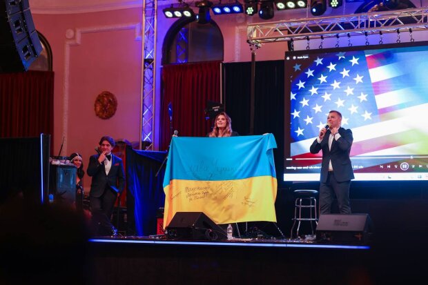 Украинские дальнобойщики организовали благотворительный концерт в США