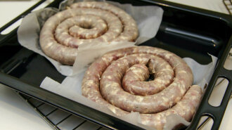 Проще, чем котлеты: два простых рецепта вкуснейшей домашней колбаски