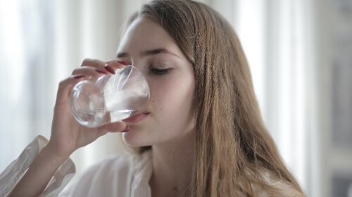 Медики рассказали, какую воду вредно пить по утрам
