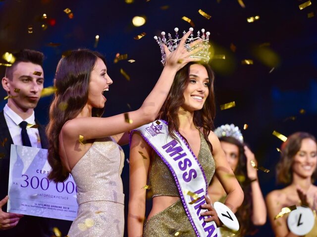 Вероника Дедусенко получает корону «Мисс Украина»
