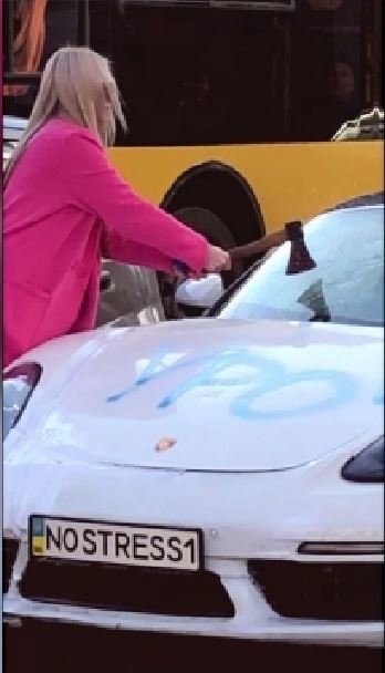 Блондинка в розовом пальто крушит автомобиль в центре Киева