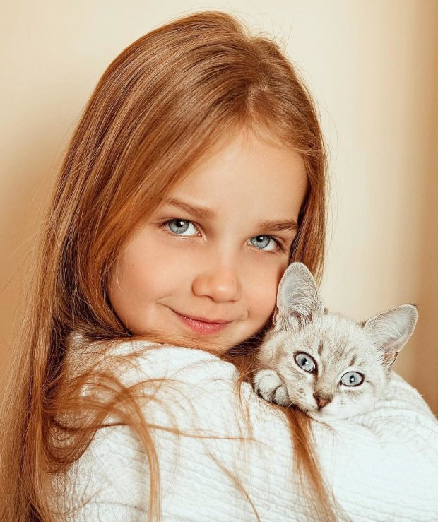 Поліна, дочка Даші Трегубової, і їх нових льон сім'ї — кішка Буся