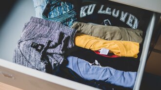 Організація шафи: ці способи допоможуть вам швидко і охайно скласти худі, футболки та штани