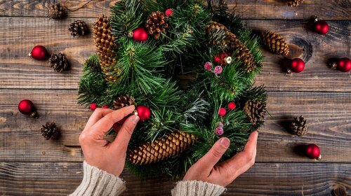 Christmas-Wreath-Decorating