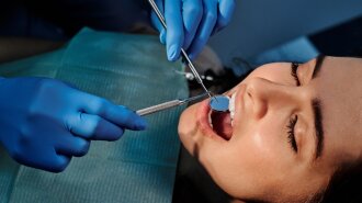 Стоматолог рассказал, как часто можно делать профессиональную чистку зубов