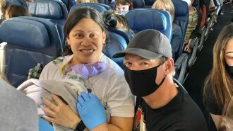 Женщина родила в самолете, не подозревая о том, что беременна: невероятное видео попало в Сеть