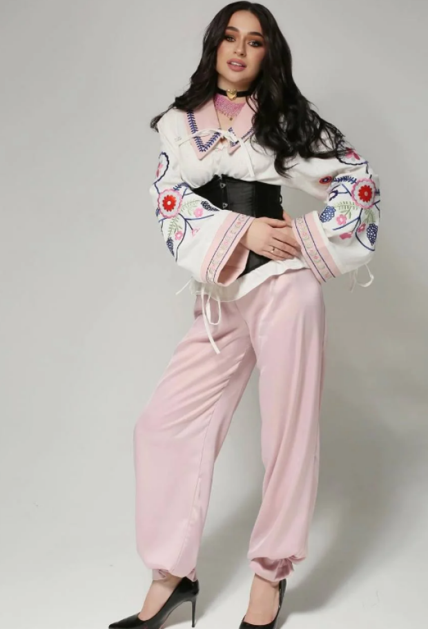 Співачка FIЇNKA