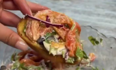 Закуска из запечённых перцев с творожным сыром, кадр из видео