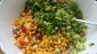 Салат з консервованою кукурудзою: тобі знадобиться всього лише 10 хвилин