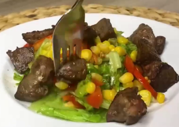 Летний салат с куриной печенью, кадр из видео