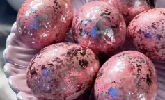 Розовые пасхальные яйца, кадр с видео