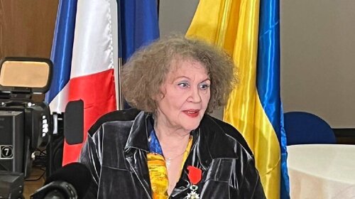 В обнімку з Кличком: Ліна Костенко здобула найвищу нагороду Франції