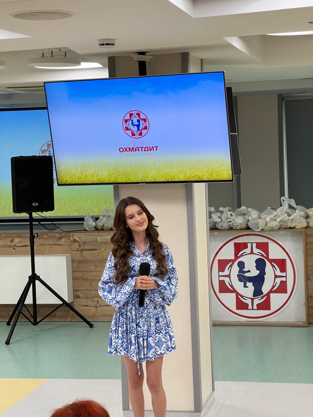 Певица Darisha спела для детей в больнице «Охматдет»