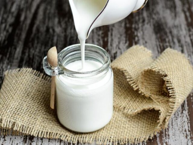 Кефір — один з найцінніших молочних продуктів