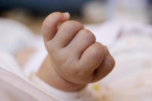 Из-за халатности врачей ребенок умер через час после рождения