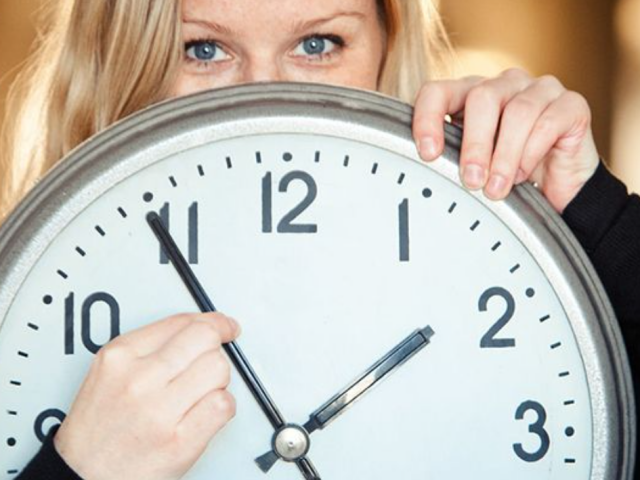 Перевод часов, изображения из свободных источников