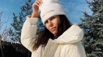 Джинси-варенки + білий пуховик: Настя Каменських зачарувала стильним зимовим образом (фото)