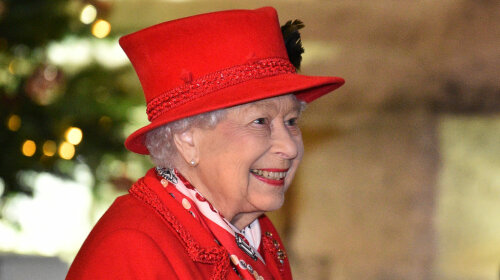 В красном пальто и с яркой помадой на губах: Елизавета II поразила неординарным образом на встрече с членами королевской семьи в Виндзоре (фото)
