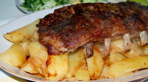 Мясо нежное и сочное, а золотистая картошечка просто тает во рту — идеальный семейный ужин
