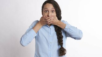 Беременность, болезнь печени и не только: медики назвали причины появления металлического привкуса во рту