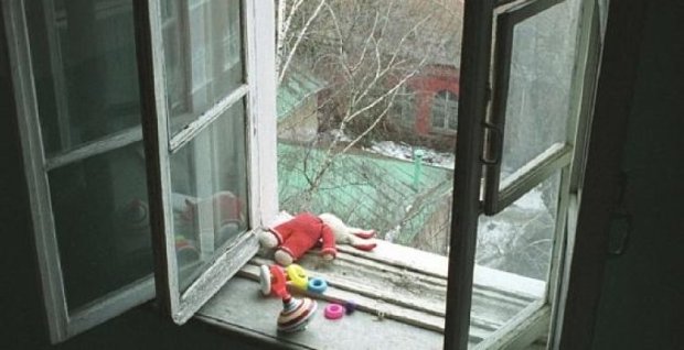 Мужчина выбросил из окна маленького ребенка