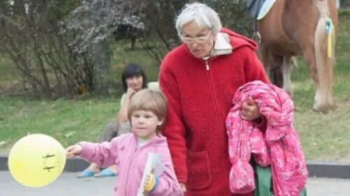 Рве одяг, б'є та ображає: у найстаршої матері України вилучили 12-річну доньку, яка сама про це просила