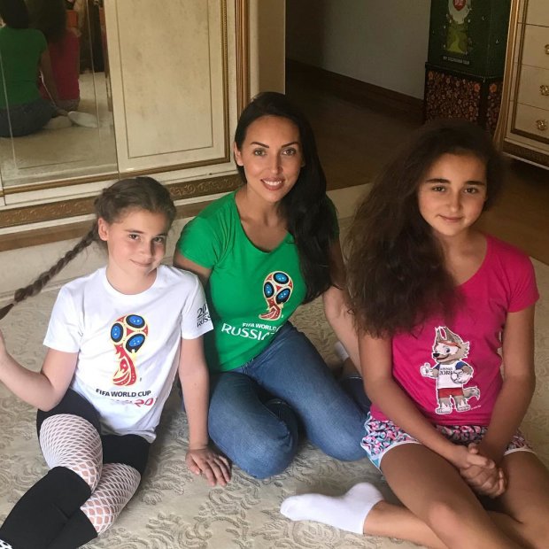 Алсу опубликовала фото с дочерьми