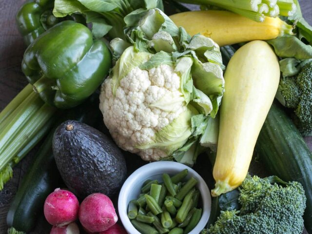 Во время кето диеты упор следует делать на зеленые овощи