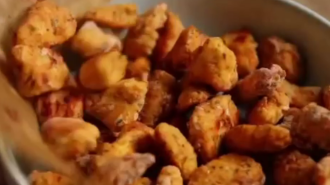 Попкорн з курки, кадр з відео