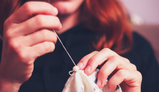 Шиття, одяг, голка, кадр з відео