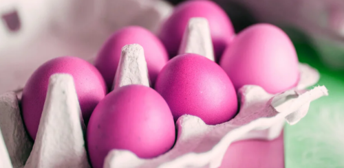 Розовые пасхальные яйца, кадр с видео