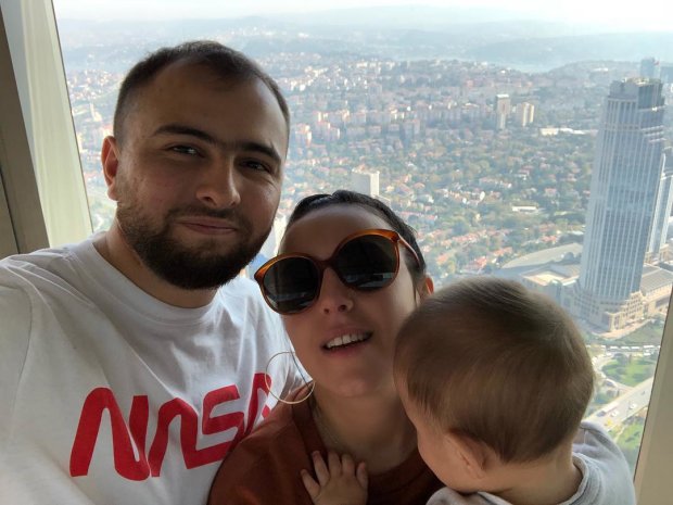 Джамала опубликовала фотографию с мужем и подросшим сыном в Стамбуле