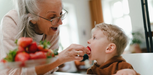 Бабушка и внук, изображение из свободных источников