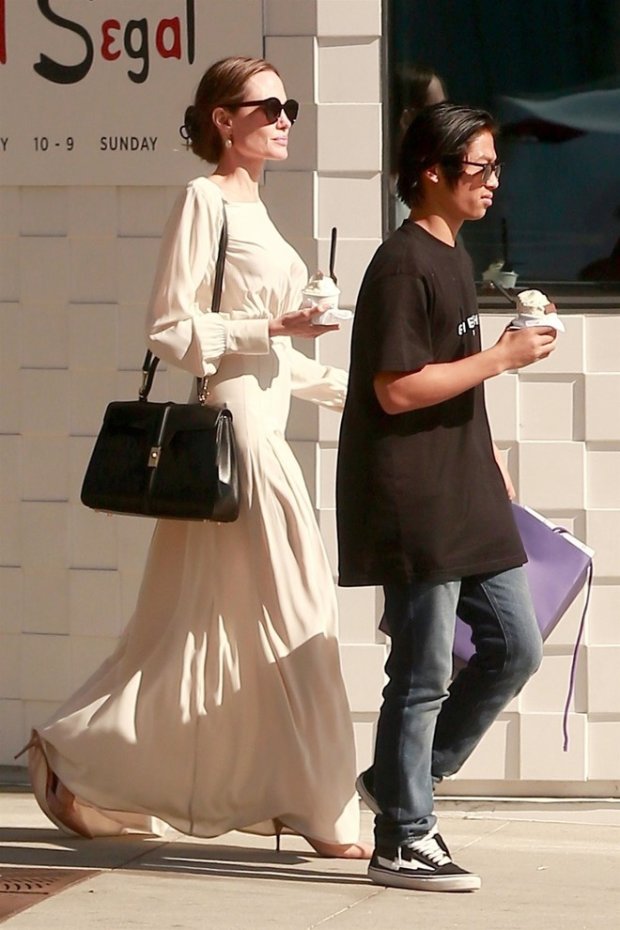 Анджелина Джоли на прогулке с сыном в Лос-Анджелесе