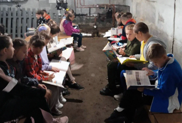 Школярі в укритті, фото з вільних джерел