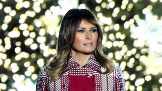В модном твидовом пальто: Мелания и Дональд Трамп зажгли огни на главной рождественской елке страны