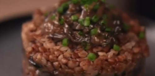 Гречка з печерицями у вершковому соусі, кадр з відео