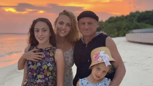 Оля Полякова з чоловіком та дочками