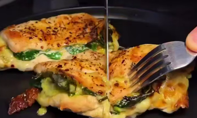 Куриная грудка с соусом песто и моцареллой, кадр из видео