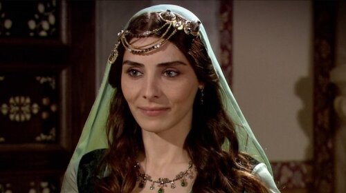 С Хюррем не сравнится: Махидевран-султан из сериала "Великолепный век" перекрасилась в рыжий