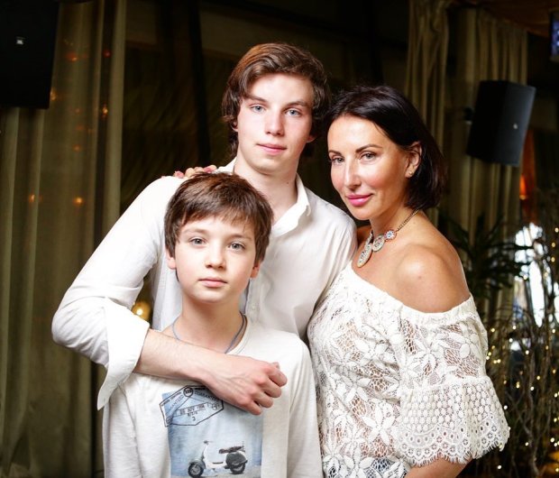 Алика Смехова с сыновьями Артемом и Макаром