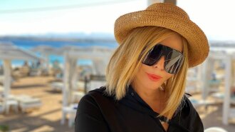 В розовом платье-«зефирке»: 50-летняя Ирина Билык поразила экстравагантным образом на отдыхе в Турции (фото)