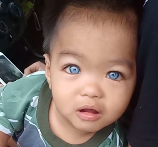 Мальчик с нетипичным цветом глаз для азиатов